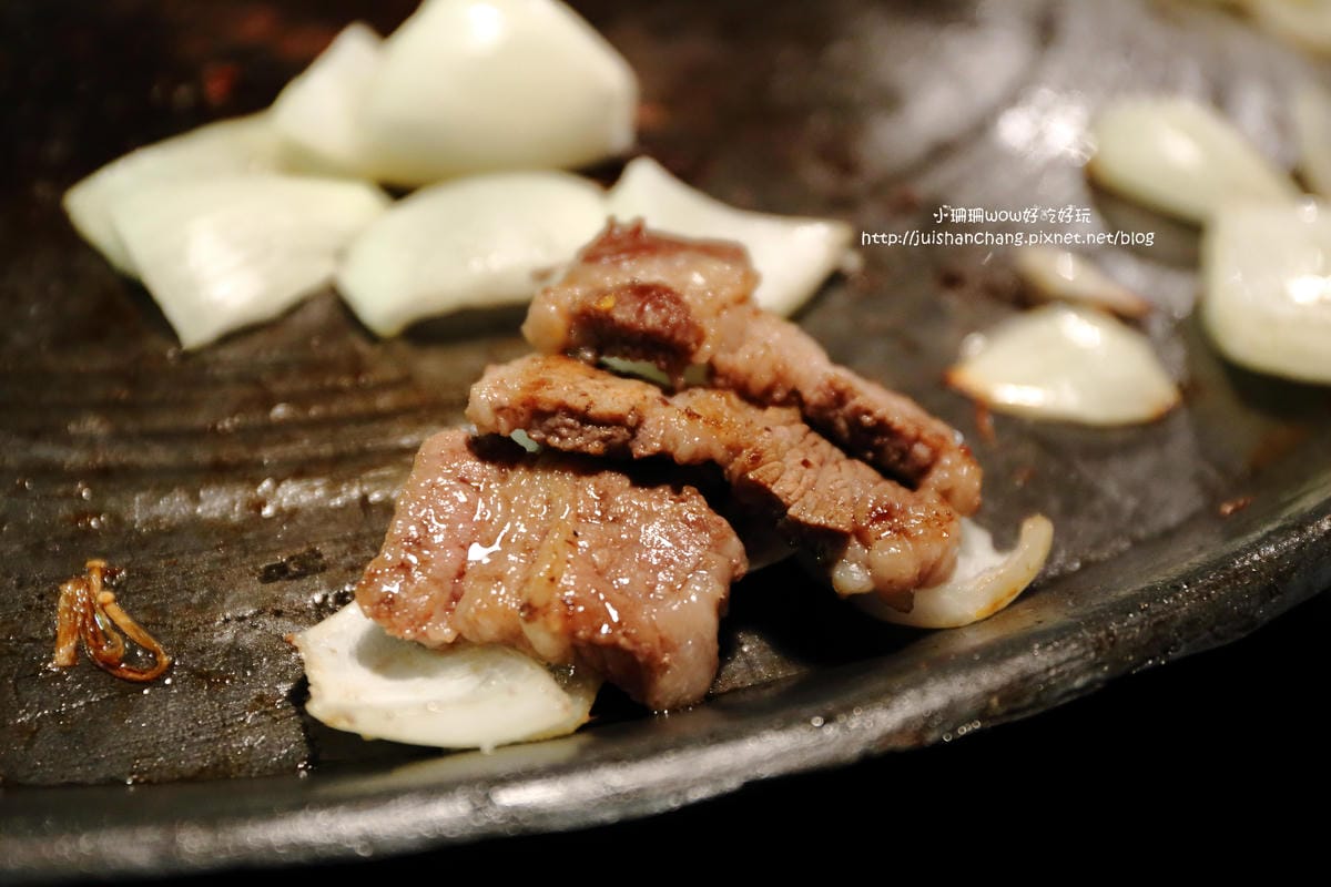 【食║台北】三角三韓國道地烤肉～51公分的大鍋蓋，正宗韓式口味！大口吃肉+正妹桌邊服務，道地的口味連韓國人也愛！