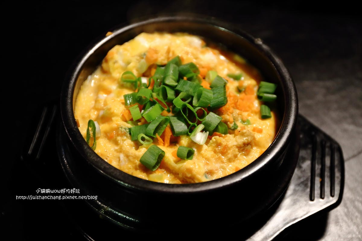 【食║台北】三角三韓國道地烤肉～51公分的大鍋蓋，正宗韓式口味！大口吃肉+正妹桌邊服務，道地的口味連韓國人也愛！