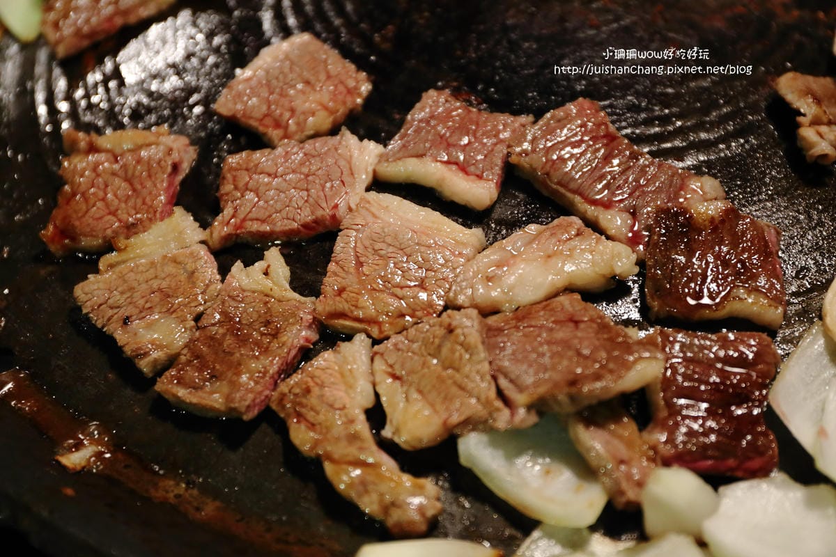 【食║台北】三角三韓國道地烤肉～51公分的大鍋蓋，正宗韓式口味！大口吃肉+正妹桌邊服務，道地的口味連韓國人也愛！