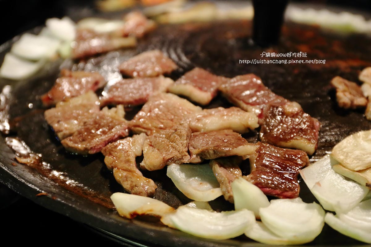 【食║台北】三角三韓國道地烤肉～51公分的大鍋蓋，正宗韓式口味！大口吃肉+正妹桌邊服務，道地的口味連韓國人也愛！
