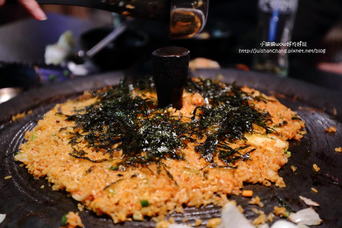 【食║台北】三角三韓國道地烤肉～51公分的大鍋蓋，正宗韓式口味！大口吃肉+正妹桌邊服務，道地的口味連韓國人也愛！