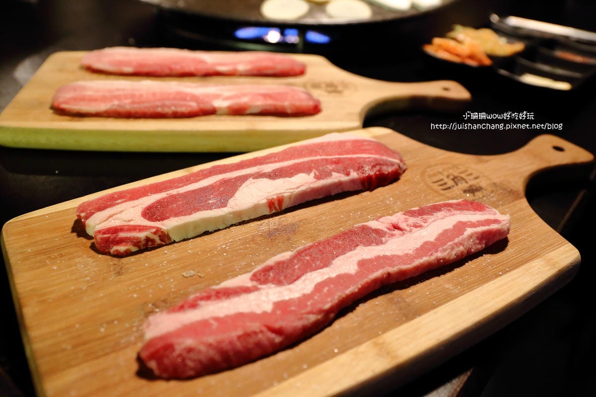 【食║台北】三角三韓國道地烤肉～51公分的大鍋蓋，正宗韓式口味！大口吃肉+正妹桌邊服務，道地的口味連韓國人也愛！