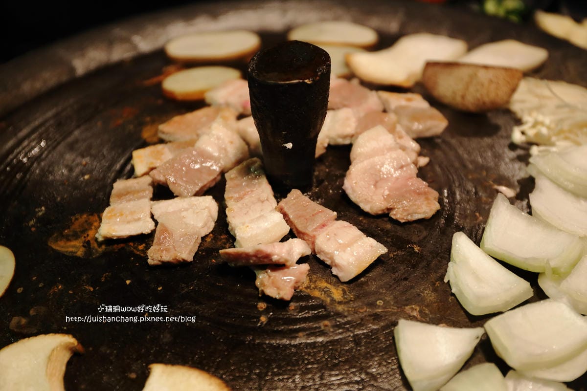 【食║台北】三角三韓國道地烤肉～51公分的大鍋蓋，正宗韓式口味！大口吃肉+正妹桌邊服務，道地的口味連韓國人也愛！