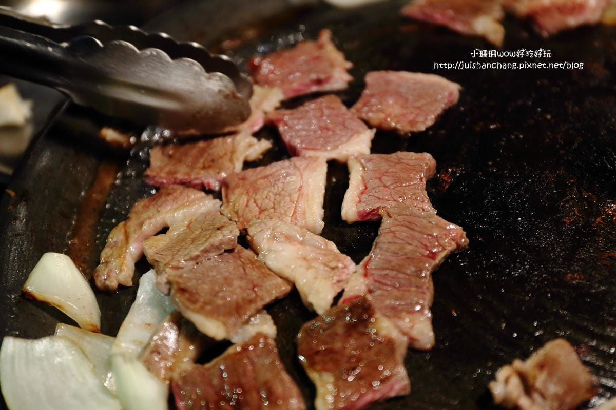 【食║台北】三角三韓國道地烤肉～51公分的大鍋蓋，正宗韓式口味！大口吃肉+正妹桌邊服務，道地的口味連韓國人也愛！