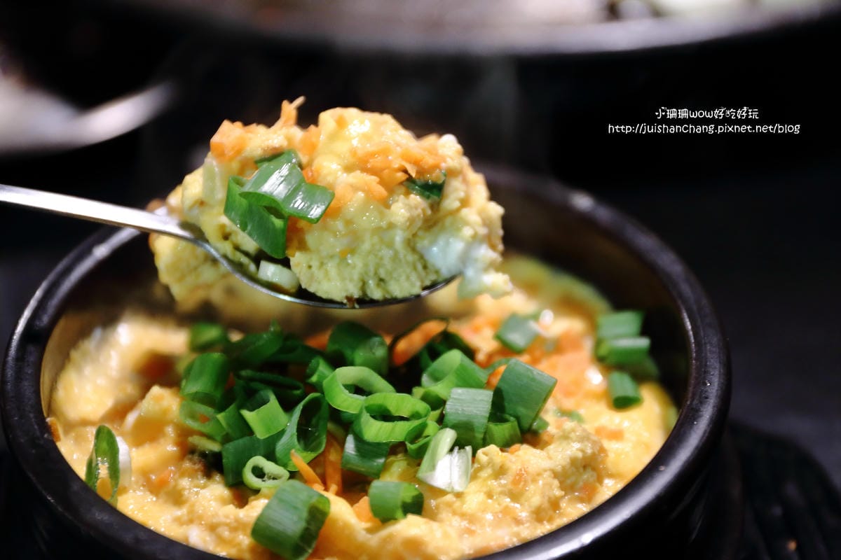 【食║台北】三角三韓國道地烤肉～51公分的大鍋蓋，正宗韓式口味！大口吃肉+正妹桌邊服務，道地的口味連韓國人也愛！