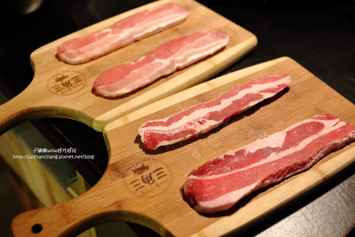 【食║台北】三角三韓國道地烤肉～51公分的大鍋蓋，正宗韓式口味！大口吃肉+正妹桌邊服務，道地的口味連韓國人也愛！