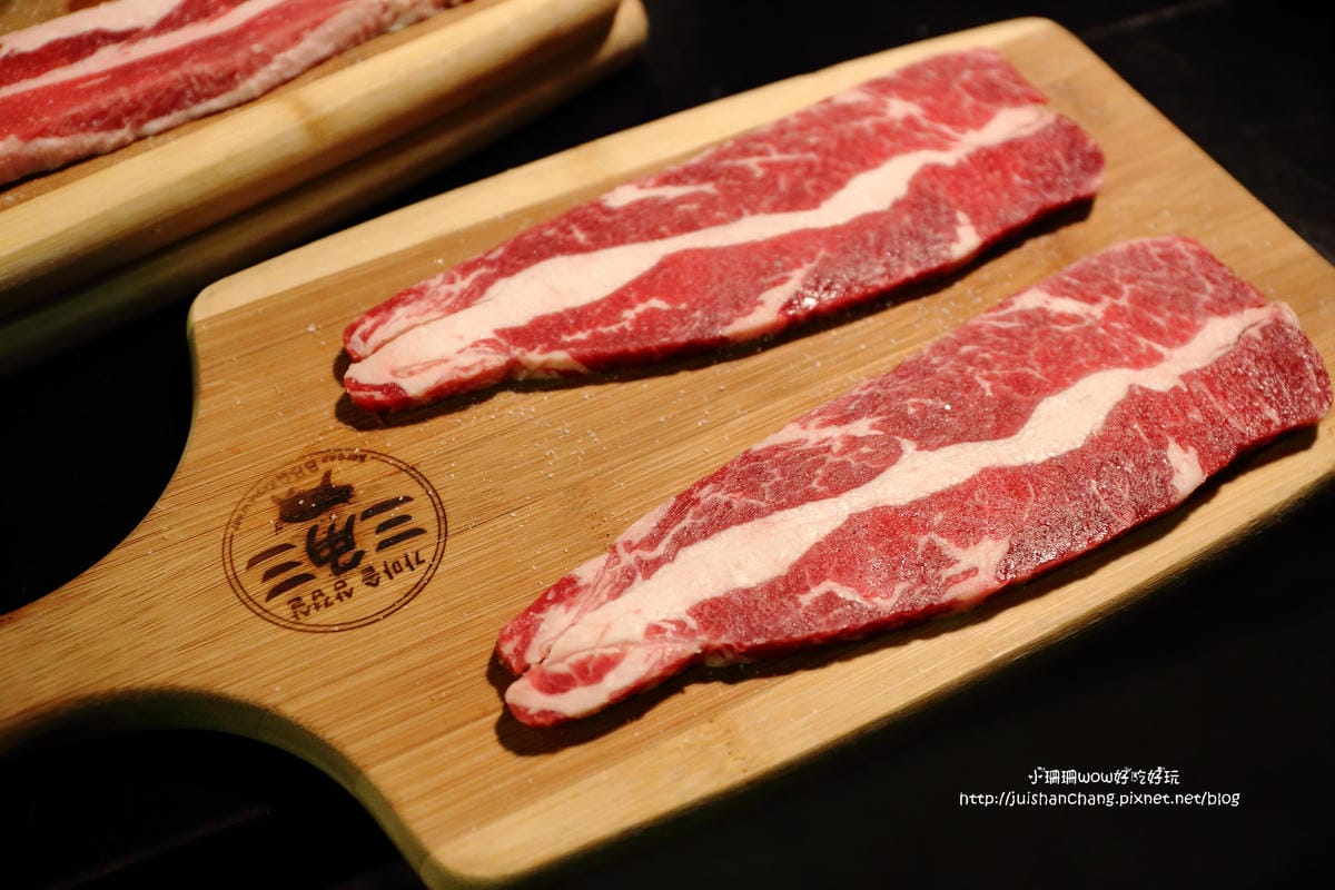 【食║台北】三角三韓國道地烤肉～51公分的大鍋蓋，正宗韓式口味！大口吃肉+正妹桌邊服務，道地的口味連韓國人也愛！
