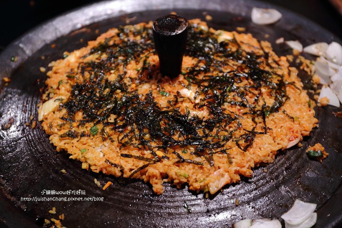 【食║台北】三角三韓國道地烤肉～51公分的大鍋蓋，正宗韓式口味！大口吃肉+正妹桌邊服務，道地的口味連韓國人也愛！