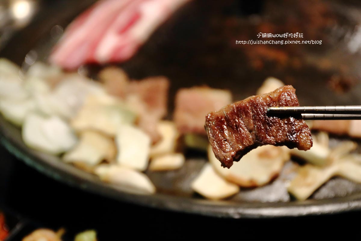 【食║台北】三角三韓國道地烤肉～51公分的大鍋蓋，正宗韓式口味！大口吃肉+正妹桌邊服務，道地的口味連韓國人也愛！