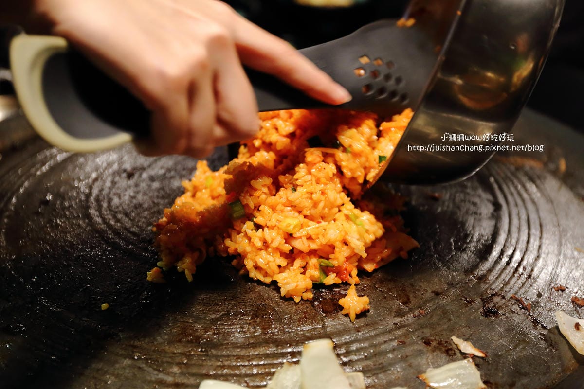 【食║台北】三角三韓國道地烤肉～51公分的大鍋蓋，正宗韓式口味！大口吃肉+正妹桌邊服務，道地的口味連韓國人也愛！