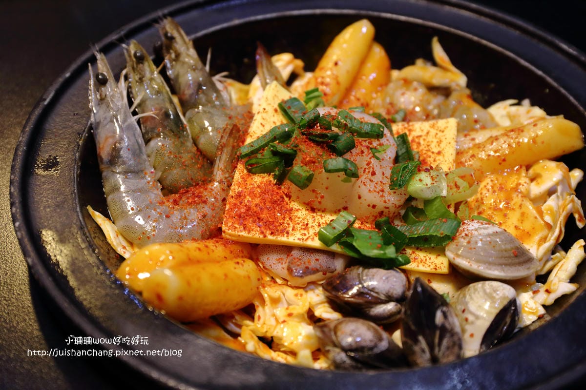 【食║新莊】劉震川日韓風味鍋（新莊幸福店）～韓食出新招創意，火烤兩吃，大份量又美味的韓式料理