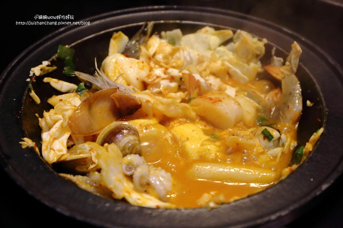 【食║新莊】劉震川日韓風味鍋（新莊幸福店）～韓食出新招創意，火烤兩吃，大份量又美味的韓式料理