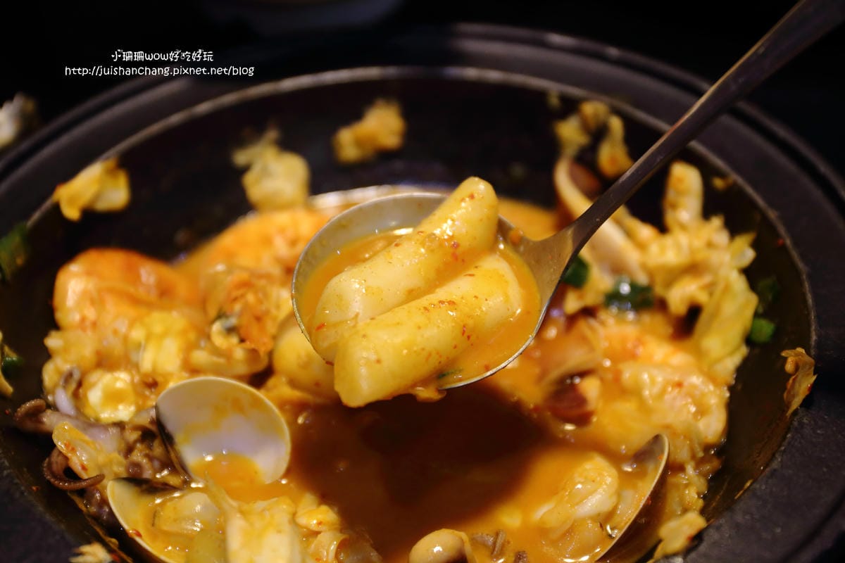 【食║新莊】劉震川日韓風味鍋（新莊幸福店）～韓食出新招創意，火烤兩吃，大份量又美味的韓式料理