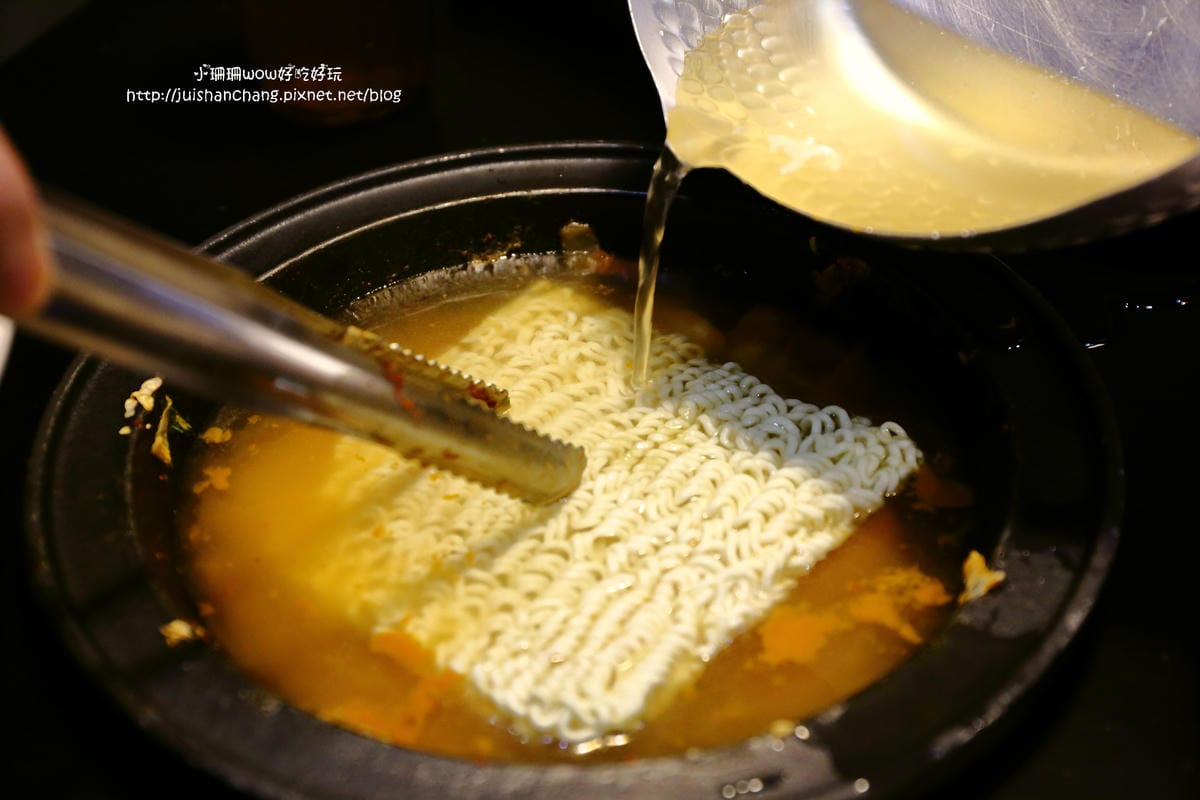 【食║新莊】劉震川日韓風味鍋（新莊幸福店）～韓食出新招創意，火烤兩吃，大份量又美味的韓式料理