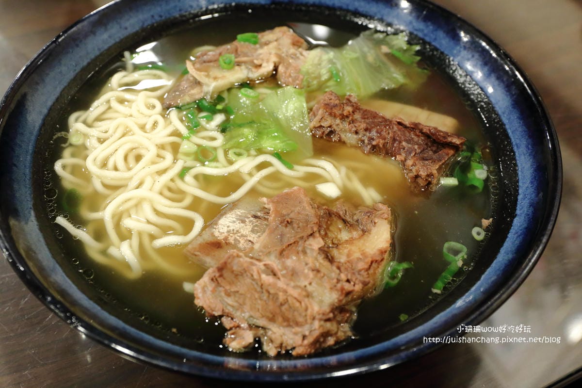 【食║中和】老兵曾王記牛肉麵～好牛！牛肉麵裡有巨無霸帶骨牛小排！榮獲北縣我最牛優質特色牛肉麵