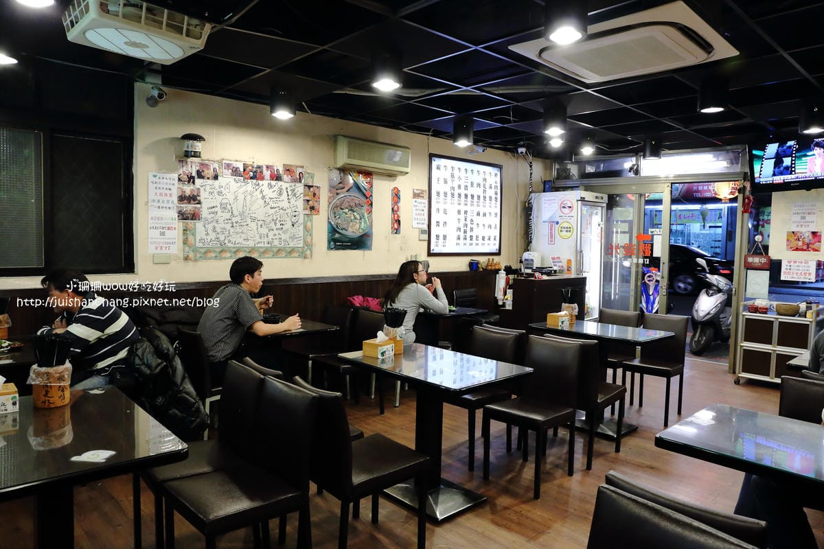 【食║中和】老兵曾王記牛肉麵～好牛！牛肉麵裡有巨無霸帶骨牛小排！榮獲北縣我最牛優質特色牛肉麵