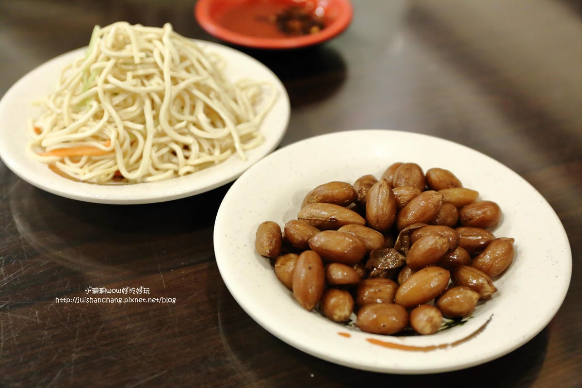 【食║中和】老兵曾王記牛肉麵～好牛！牛肉麵裡有巨無霸帶骨牛小排！榮獲北縣我最牛優質特色牛肉麵