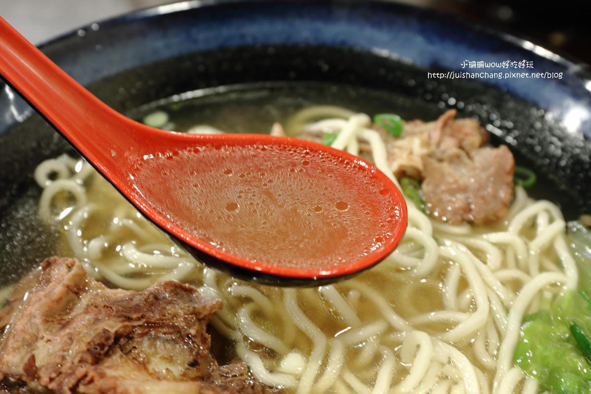 【食║中和】老兵曾王記牛肉麵～好牛！牛肉麵裡有巨無霸帶骨牛小排！榮獲北縣我最牛優質特色牛肉麵