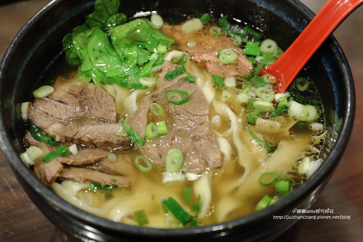 【食║中和】老兵曾王記牛肉麵～好牛！牛肉麵裡有巨無霸帶骨牛小排！榮獲北縣我最牛優質特色牛肉麵