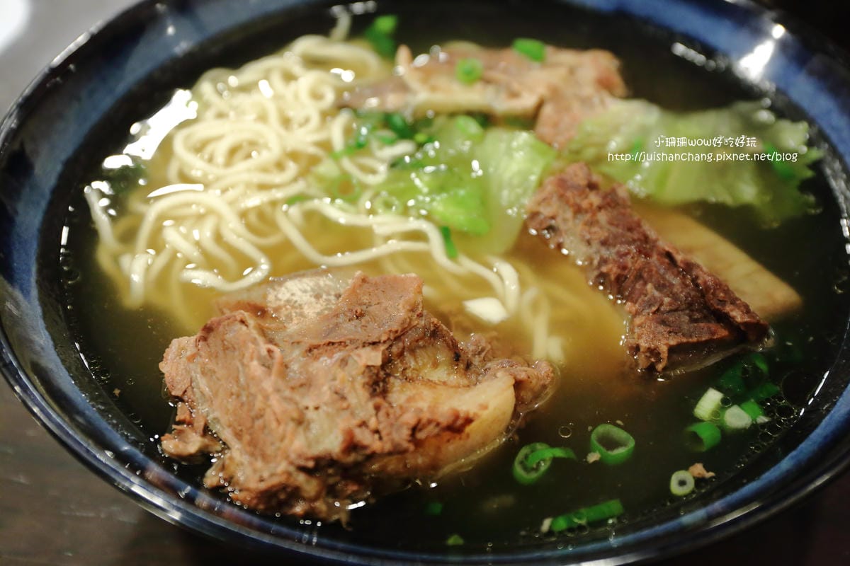 【食║中和】老兵曾王記牛肉麵～好牛！牛肉麵裡有巨無霸帶骨牛小排！榮獲北縣我最牛優質特色牛肉麵
