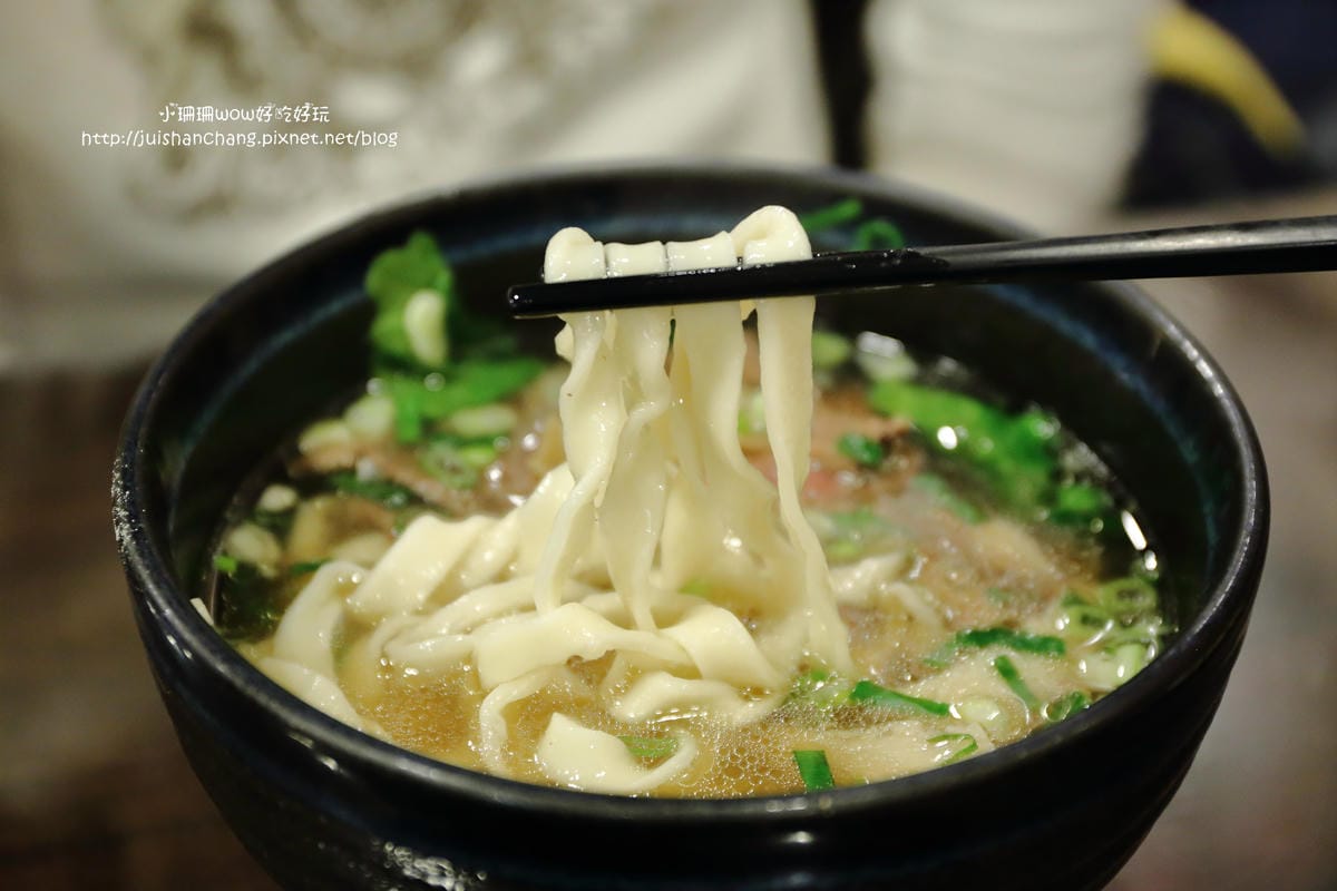 【食║中和】老兵曾王記牛肉麵～好牛！牛肉麵裡有巨無霸帶骨牛小排！榮獲北縣我最牛優質特色牛肉麵
