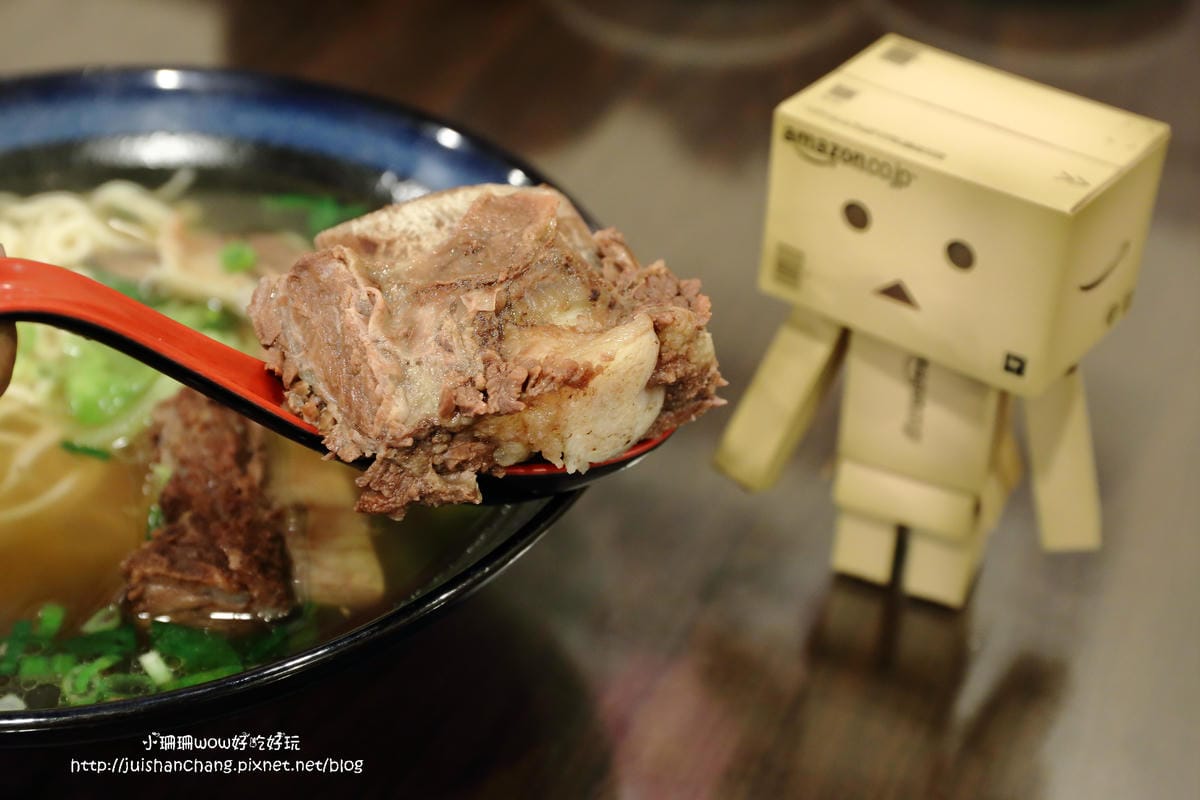 【食║中和】老兵曾王記牛肉麵～好牛！牛肉麵裡有巨無霸帶骨牛小排！榮獲北縣我最牛優質特色牛肉麵