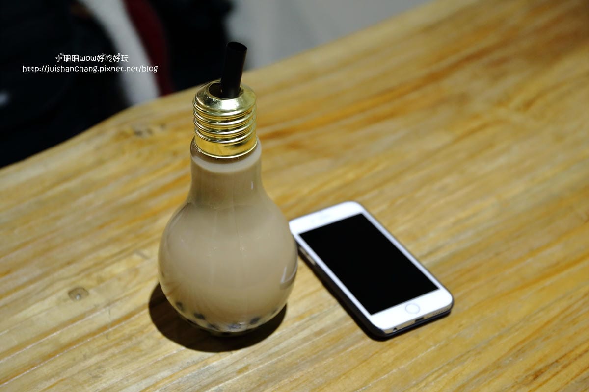 【食║中壢】龍貓廚房VS. 8 Code鬆餅-中原店～燈泡奶茶全台正夯！想喝，中壢兩個地方喝得到，混搭鬆餅蹦出新滋味！(已歇業)