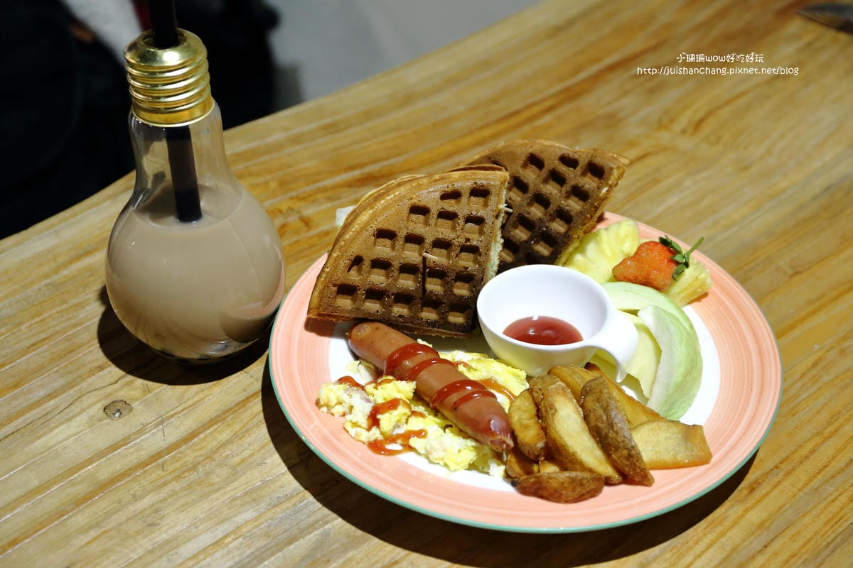 【食║中壢】龍貓廚房VS. 8 Code鬆餅-中原店～燈泡奶茶全台正夯！想喝，中壢兩個地方喝得到，混搭鬆餅蹦出新滋味！(已歇業)