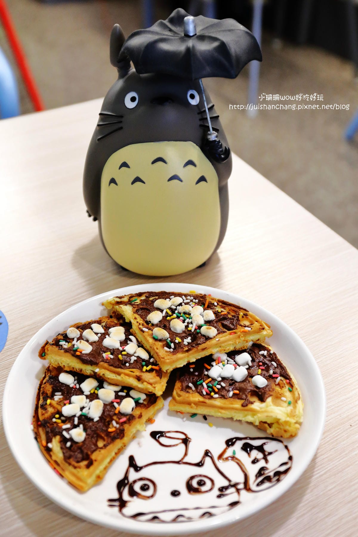 【食║中壢】龍貓廚房VS. 8 Code鬆餅-中原店～燈泡奶茶全台正夯！想喝，中壢兩個地方喝得到，混搭鬆餅蹦出新滋味！(已歇業)