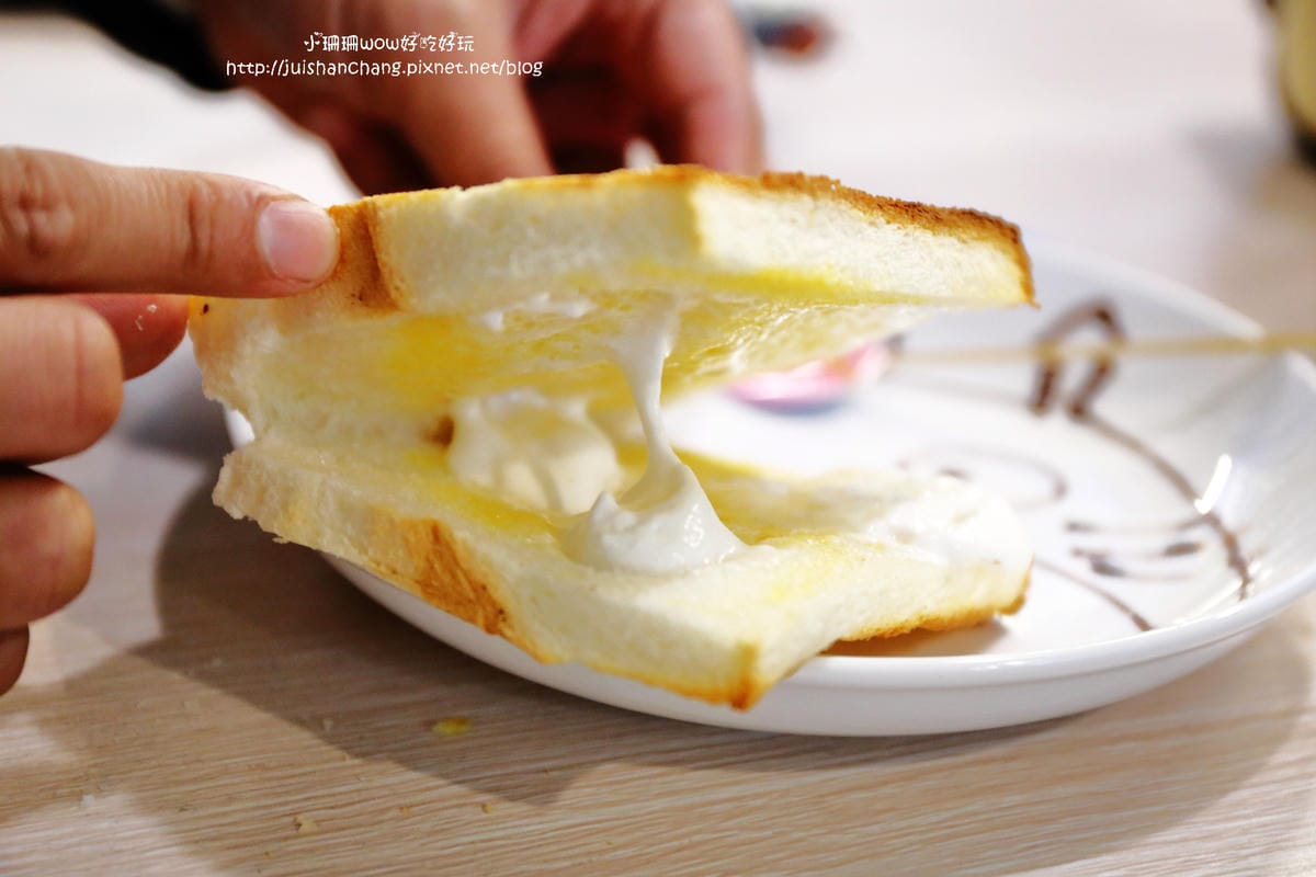 【食║中壢】龍貓廚房VS. 8 Code鬆餅-中原店～燈泡奶茶全台正夯！想喝，中壢兩個地方喝得到，混搭鬆餅蹦出新滋味！(已歇業)