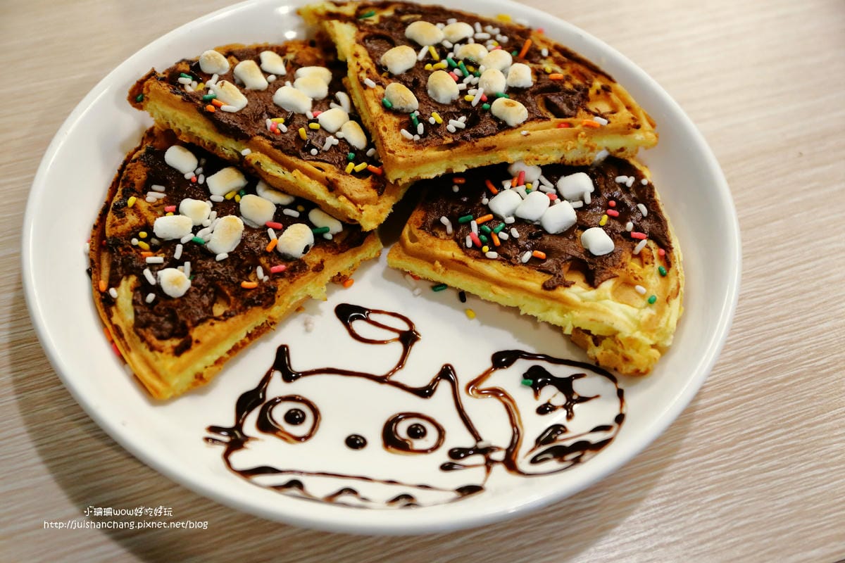 【食║中壢】龍貓廚房VS. 8 Code鬆餅-中原店～燈泡奶茶全台正夯！想喝，中壢兩個地方喝得到，混搭鬆餅蹦出新滋味！(已歇業)