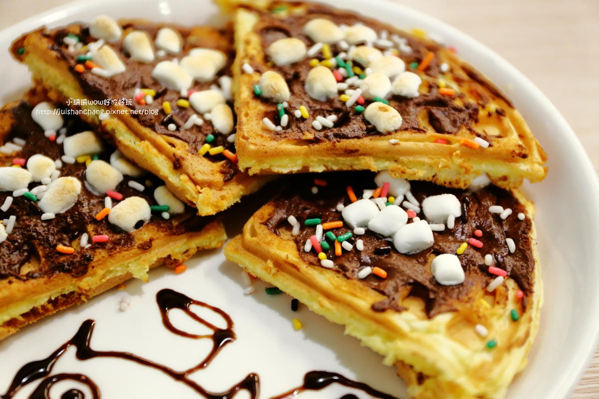 【食║中壢】龍貓廚房VS. 8 Code鬆餅-中原店～燈泡奶茶全台正夯！想喝，中壢兩個地方喝得到，混搭鬆餅蹦出新滋味！(已歇業)