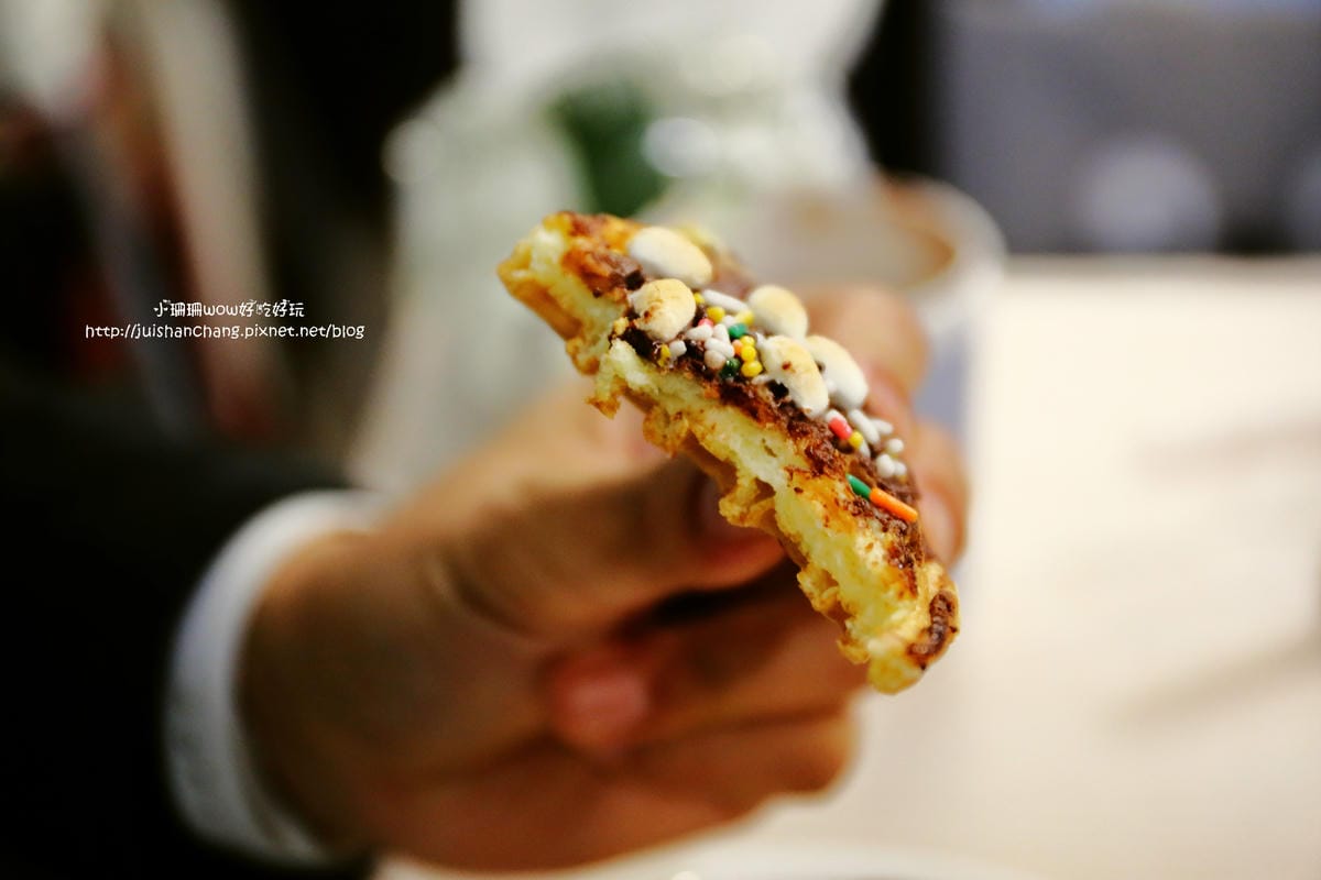 【食║中壢】龍貓廚房VS. 8 Code鬆餅-中原店～燈泡奶茶全台正夯！想喝，中壢兩個地方喝得到，混搭鬆餅蹦出新滋味！(已歇業)