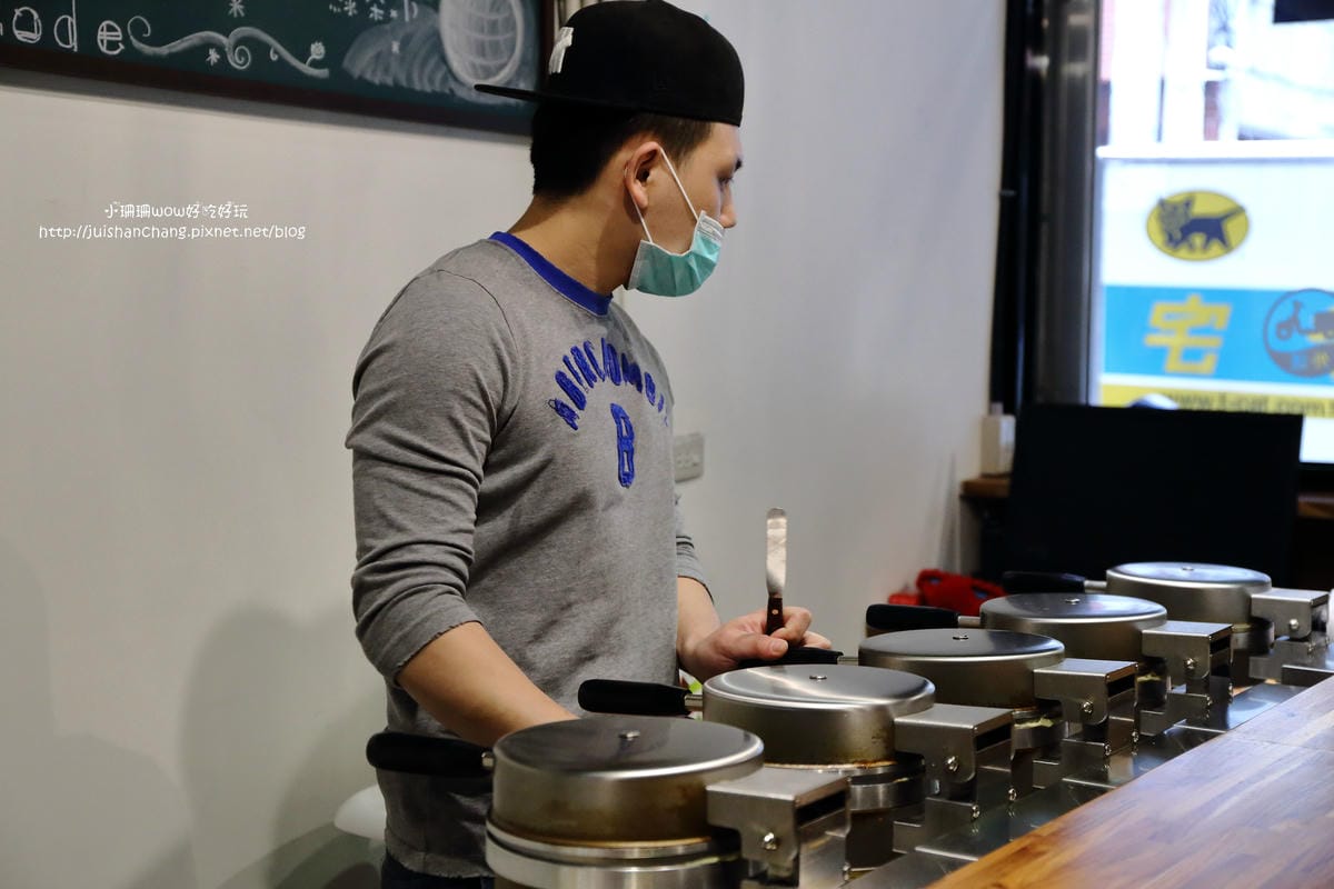 【食║中壢】龍貓廚房VS. 8 Code鬆餅-中原店～燈泡奶茶全台正夯！想喝，中壢兩個地方喝得到，混搭鬆餅蹦出新滋味！(已歇業)