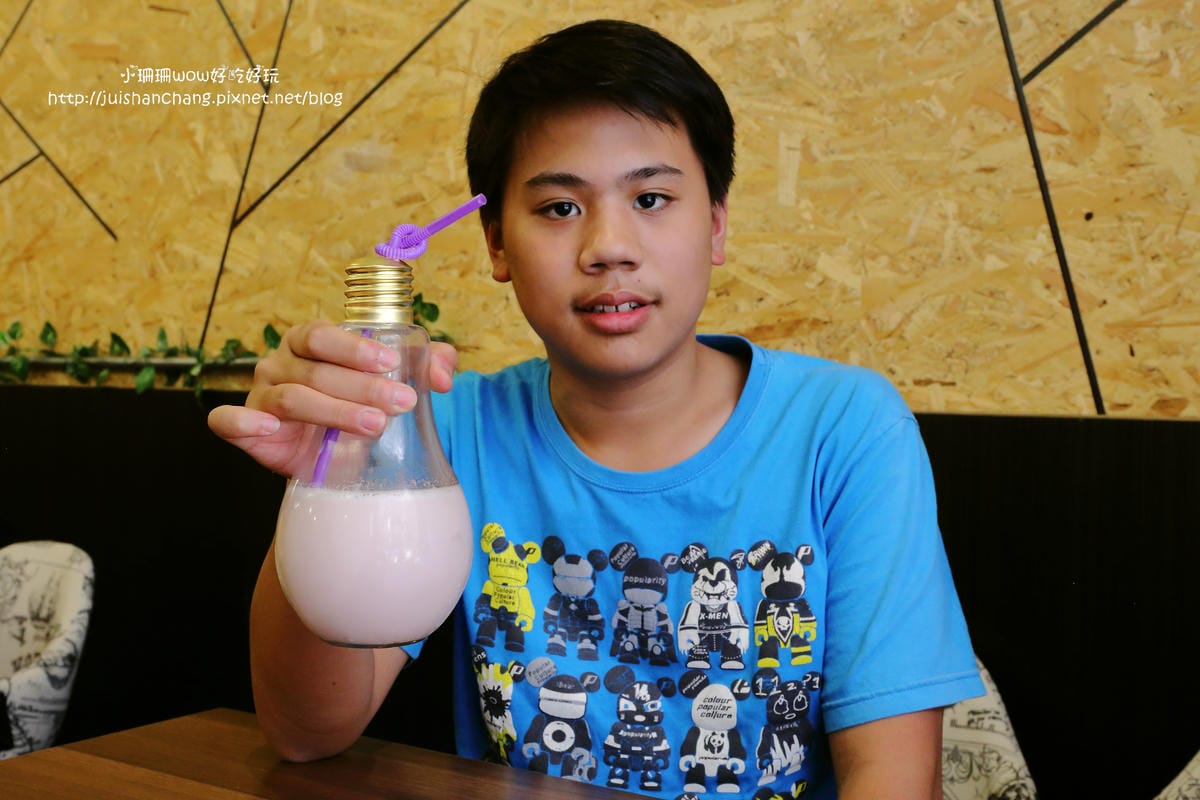 【食║中永和】Gathering複合式泡沫紅茶店～巨無霸燈泡奶茶，敢挑戰看看嗎？（已歇業）　