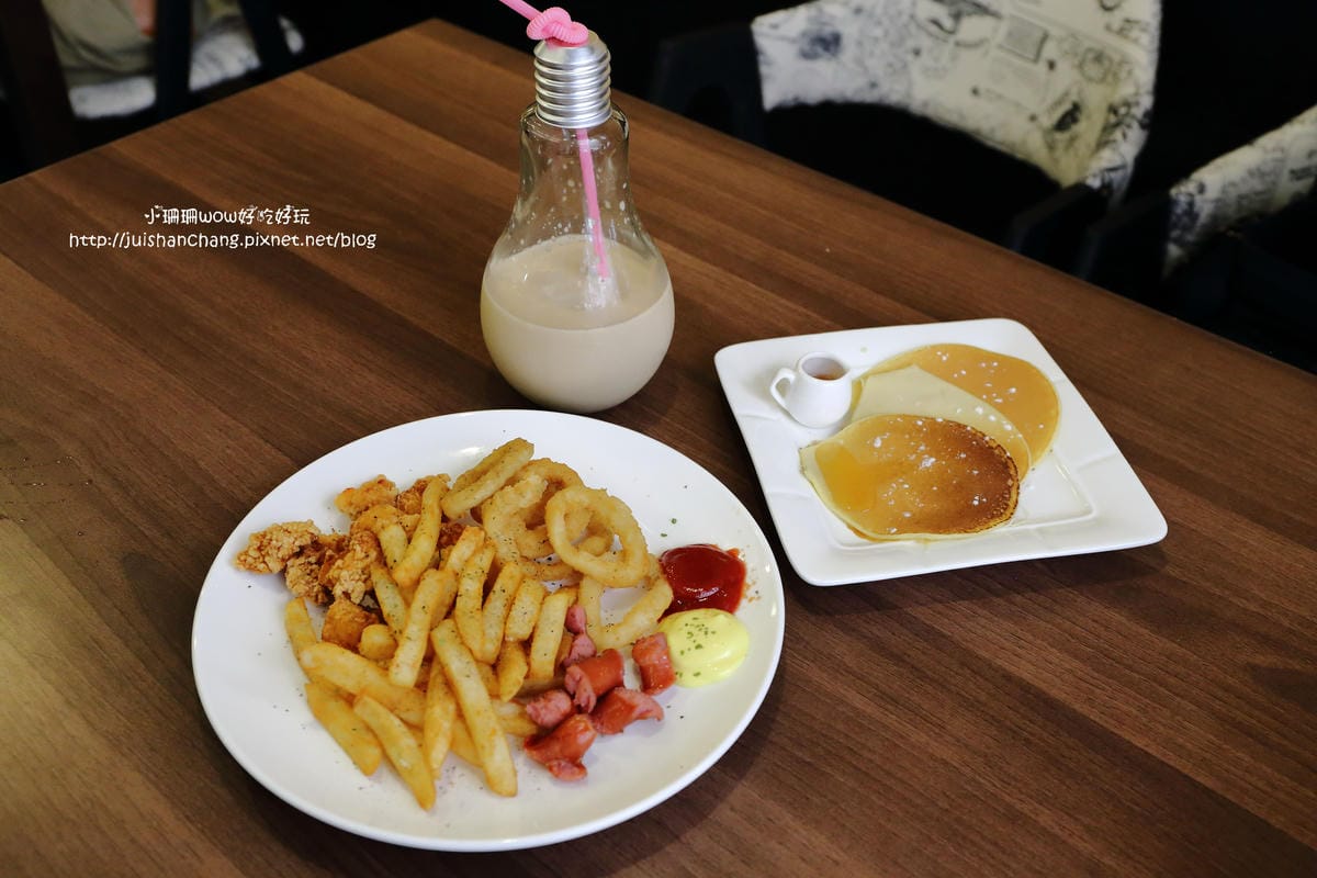 【食║中永和】Gathering複合式泡沫紅茶店～巨無霸燈泡奶茶，敢挑戰看看嗎？（已歇業）　