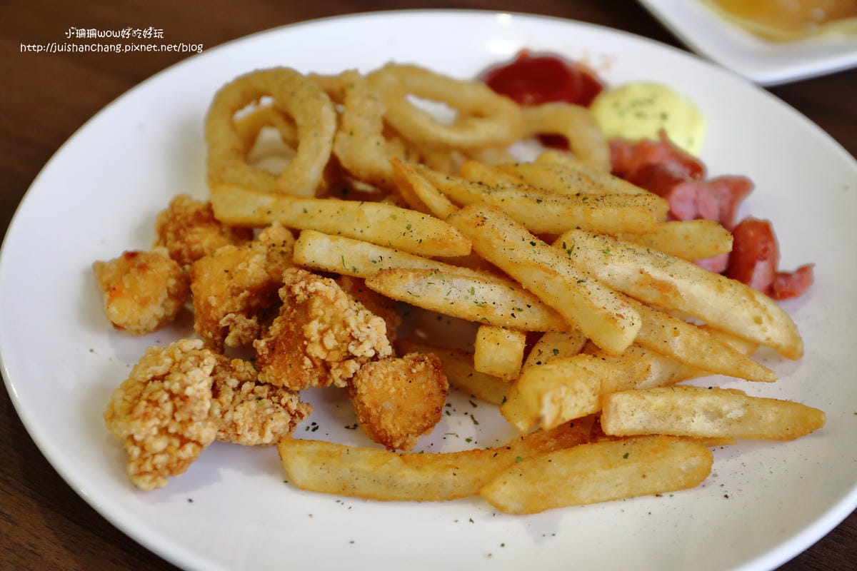 【食║中永和】Gathering複合式泡沫紅茶店～巨無霸燈泡奶茶，敢挑戰看看嗎？（已歇業）　