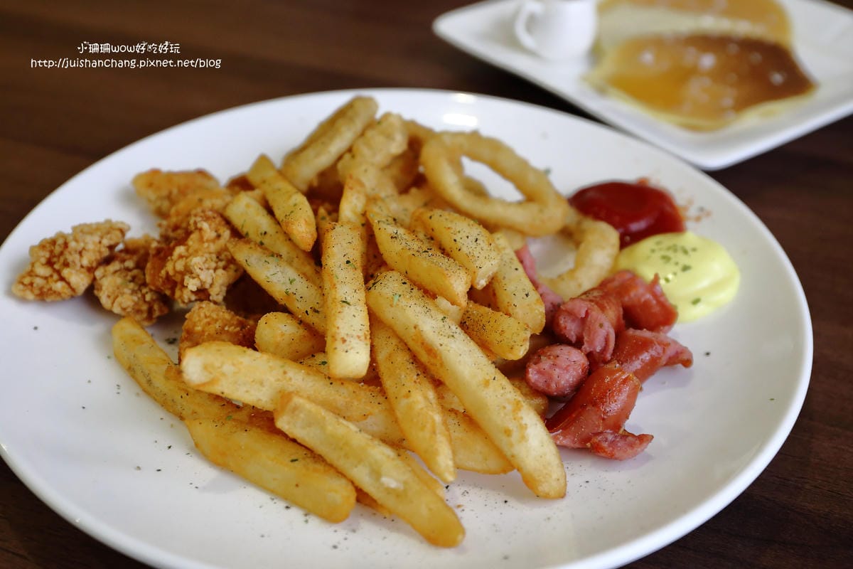 【食║中永和】Gathering複合式泡沫紅茶店～巨無霸燈泡奶茶，敢挑戰看看嗎？（已歇業）　