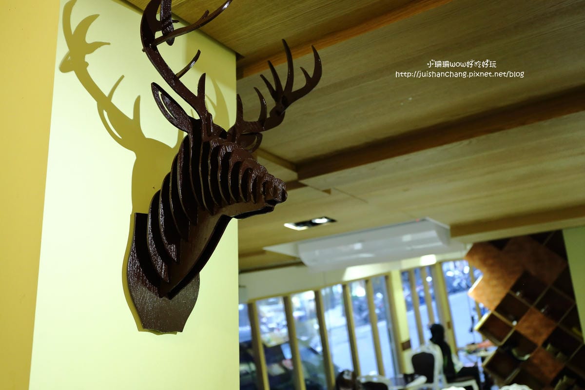 【食║中和】肥禿子美式餐廳 Bald Fatty Bistro～噴汁吧！漢堡就是要大口咬才過癮。永安市場美式餐廳/四號公園