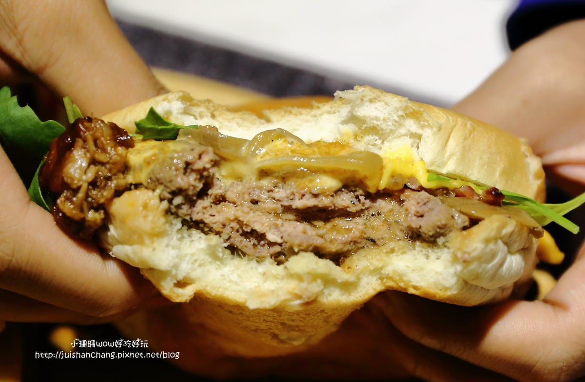 【食║中和】肥禿子美式餐廳 Bald Fatty Bistro～噴汁吧！漢堡就是要大口咬才過癮。永安市場美式餐廳/四號公園