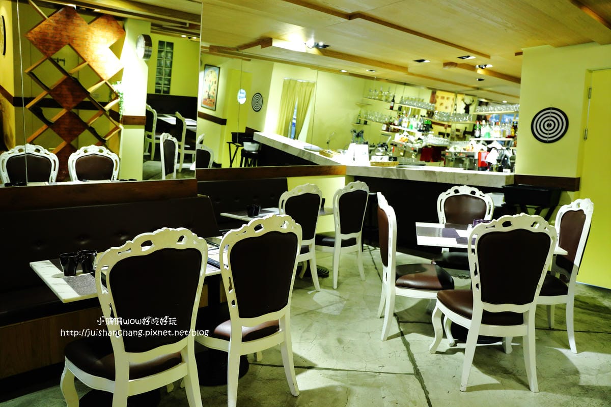 【食║中和】肥禿子美式餐廳 Bald Fatty Bistro～噴汁吧！漢堡就是要大口咬才過癮。永安市場美式餐廳/四號公園