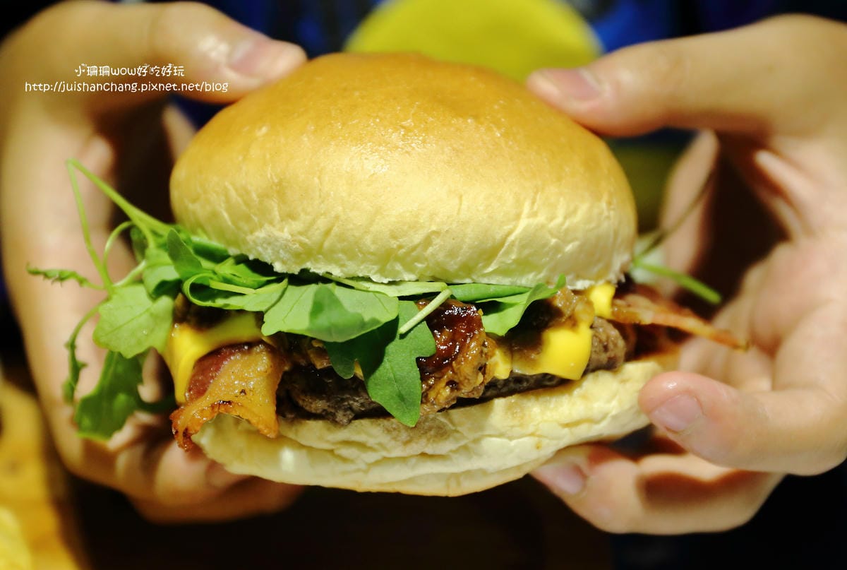【食║中和】肥禿子美式餐廳 Bald Fatty Bistro～噴汁吧！漢堡就是要大口咬才過癮。永安市場美式餐廳/四號公園