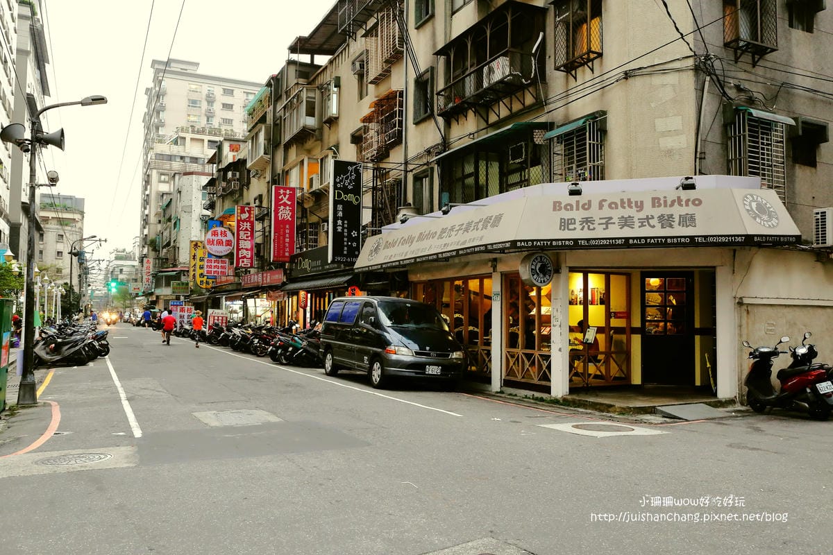 【食║中和】肥禿子美式餐廳 Bald Fatty Bistro～噴汁吧！漢堡就是要大口咬才過癮。永安市場美式餐廳/四號公園