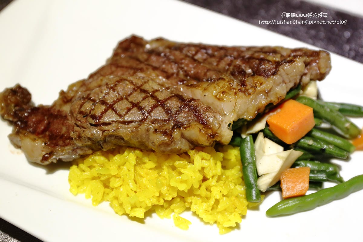 【食║中和】肥禿子美式餐廳 Bald Fatty Bistro～噴汁吧！漢堡就是要大口咬才過癮。永安市場美式餐廳/四號公園