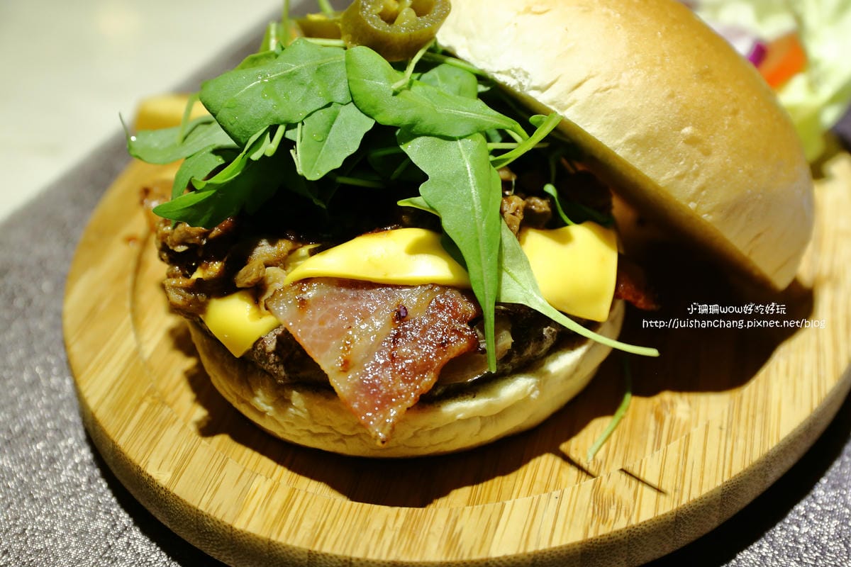 【食║中和】肥禿子美式餐廳 Bald Fatty Bistro～噴汁吧！漢堡就是要大口咬才過癮。永安市場美式餐廳/四號公園