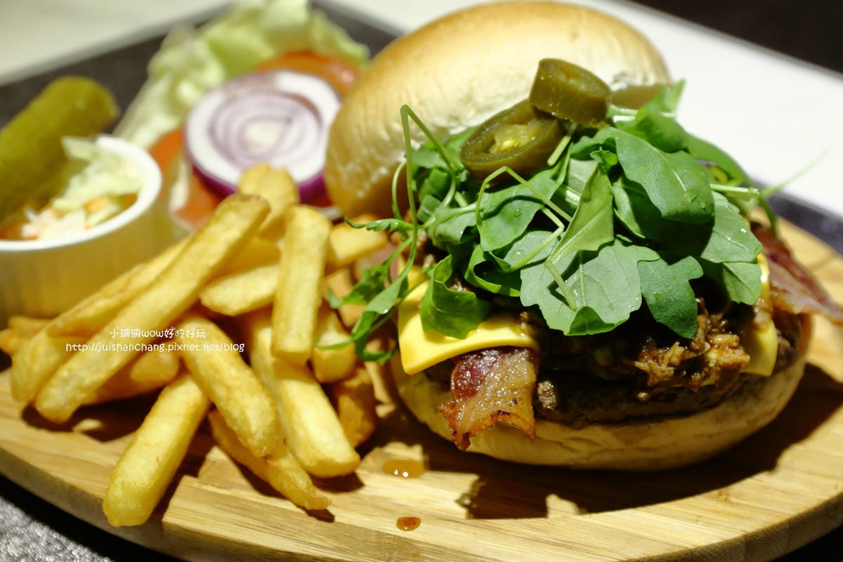 【食║中和】肥禿子美式餐廳 Bald Fatty Bistro～噴汁吧！漢堡就是要大口咬才過癮。永安市場美式餐廳/四號公園