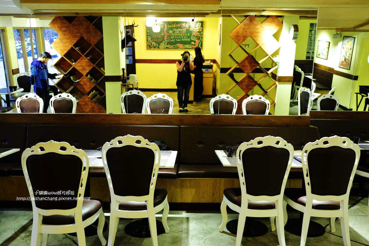 【食║中和】肥禿子美式餐廳 Bald Fatty Bistro～噴汁吧！漢堡就是要大口咬才過癮。永安市場美式餐廳/四號公園