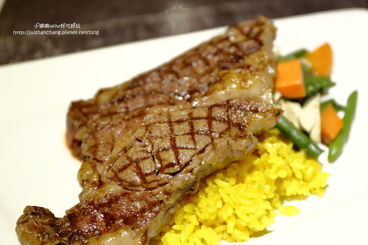 【食║中和】肥禿子美式餐廳 Bald Fatty Bistro～噴汁吧！漢堡就是要大口咬才過癮。永安市場美式餐廳/四號公園