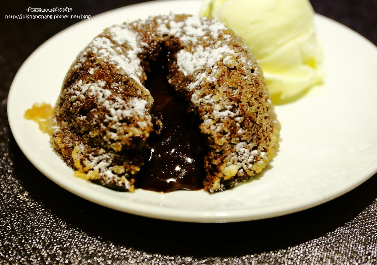 【食║中和】肥禿子美式餐廳 Bald Fatty Bistro～噴汁吧！漢堡就是要大口咬才過癮。永安市場美式餐廳/四號公園