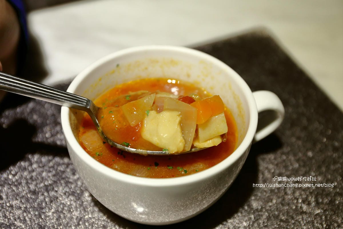 【食║中和】肥禿子美式餐廳 Bald Fatty Bistro～噴汁吧！漢堡就是要大口咬才過癮。永安市場美式餐廳/四號公園